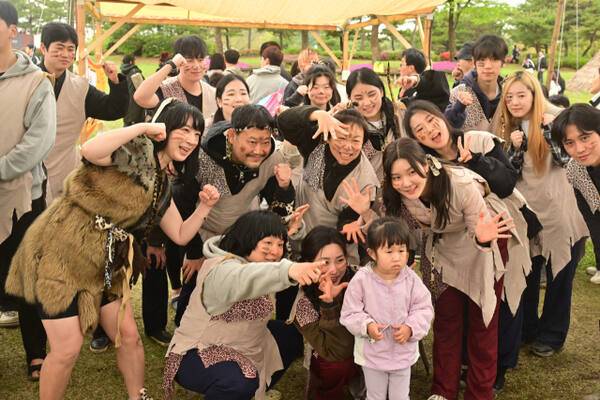 ‘제32회 연천 구석기축제’를 방문한 어린 관람객이 퍼포머들과 기념촬영을 하고 있다. 조주현 기자