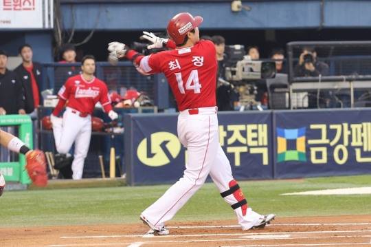 최정의 복귀전 홈런 스윙. 사진[연합뉴스]