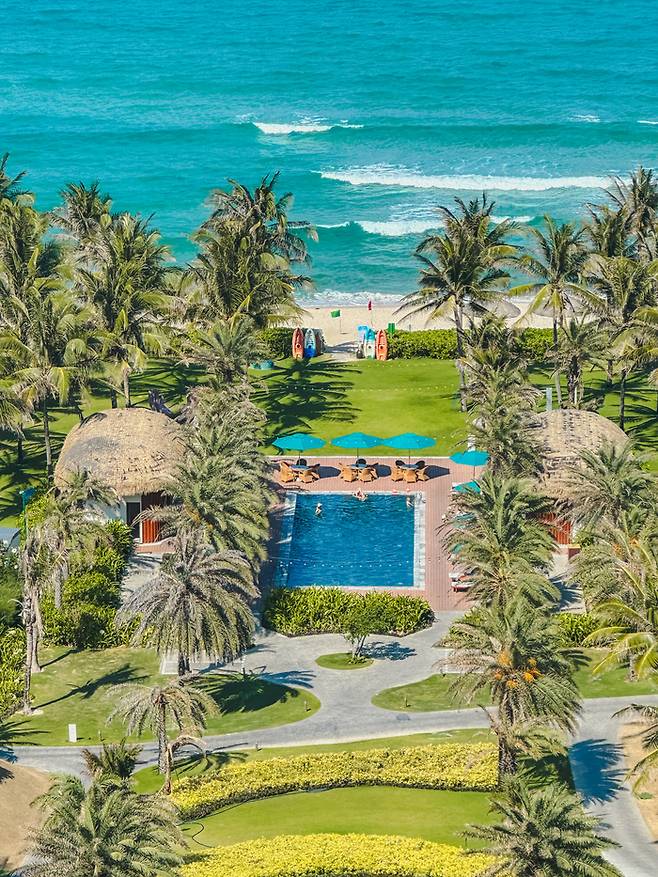 래디슨 블루 리조트 깜라인 라운지서 바라본 리조트 전경과 바이다이 해변 / 사진=권효정 여행+ 기자