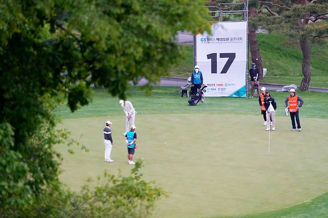 남서울CC 17번홀 그린에서 경기를 펼치고 있는 선수들. 대회조직위