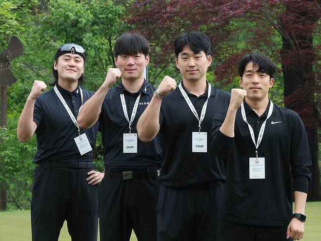 GS칼텍스 매경오픈 공식 피지오로 함께 한 팀 글로리어스의 배정훈(왼쪽부터), 이동훈, 박서진, 최재영 트레이너가 포즈를 취하고 있다. 이충우 기자