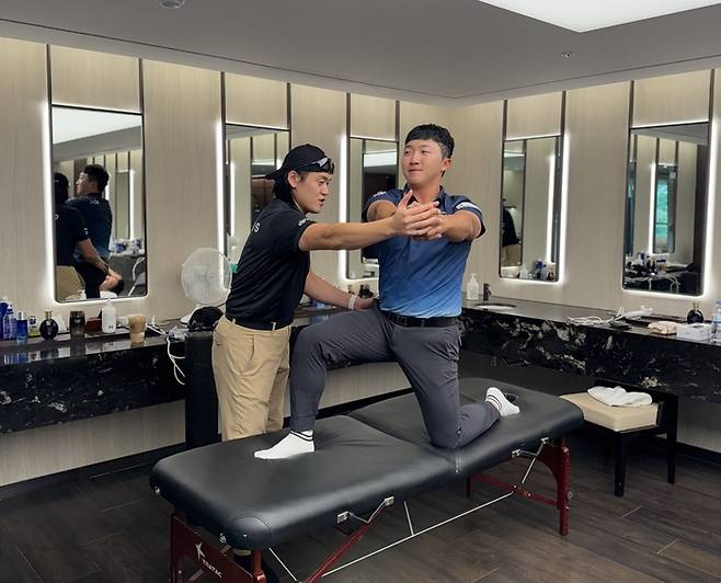 GS칼텍스 매경오픈 지난해 우승자인 김홍택이 팀 글로리어스 피지오에서 관리를 받고 있다. 임정우 기자