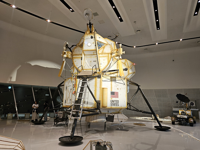 미국 항공우주국(NASA) 달 탐사 임무 ‘아폴로’의 달 착륙선 모형을 실물 크기로 만든 톰 삭스의 대형 설치 작품인 ‘Lunar Excursion Module(LEM)’(2007). 송경은 기자