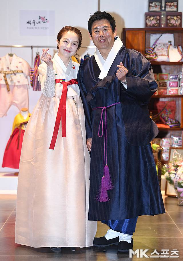 황보라 성동일이   전통 한복을 완벽하게 소화하며 현장 분위기를 따뜻하게 물들였다. 사진=천정환 기자