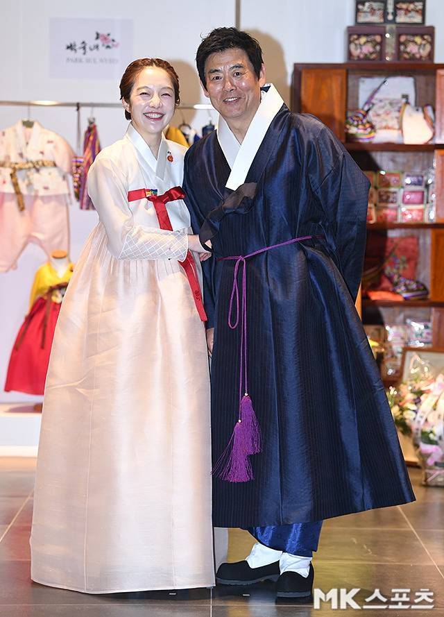 황보라는 은은한 광택이 흐르는 베이지톤 치마와 깔끔한 흰 저고리로 단아하면서도 생기 있는 한복 스타일링을 선보였다. 사진=천정환 기자