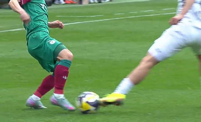 강원 이기혁이 공을 먼저 건드렸다. 사진=경기 중계 화면 캡처