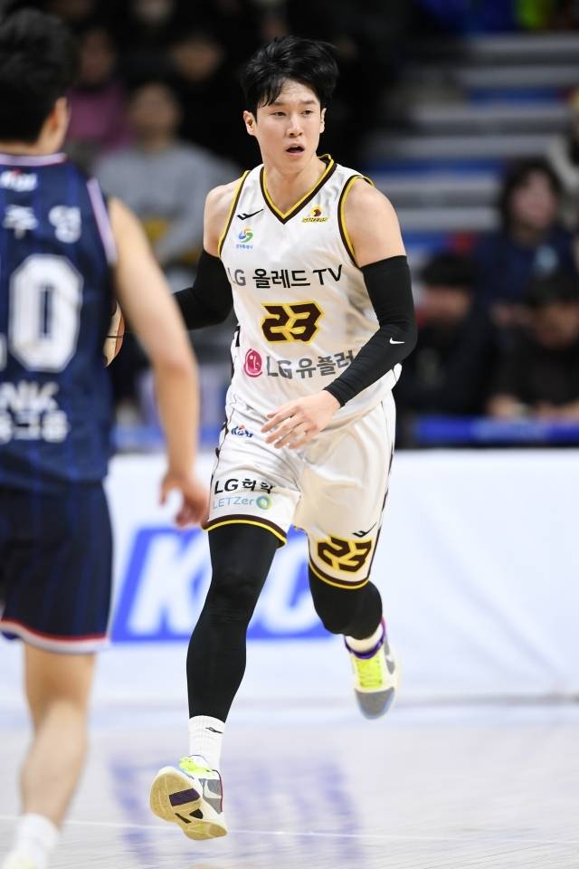 전성현은 커리어 내내 SK를 상대로 대단히 강한 모습을 보였다. SK가 마지막 우승을 차지한 2021-22시즌에도 경기당 4.4개의 3점슛을 50%의 성공률로 기록, 마지막까지 챔피언을 괴롭힌 경험이 있다. 그러나 올 시즌에는 뛰기 힘들어 보인다. 사진=KBL 제공