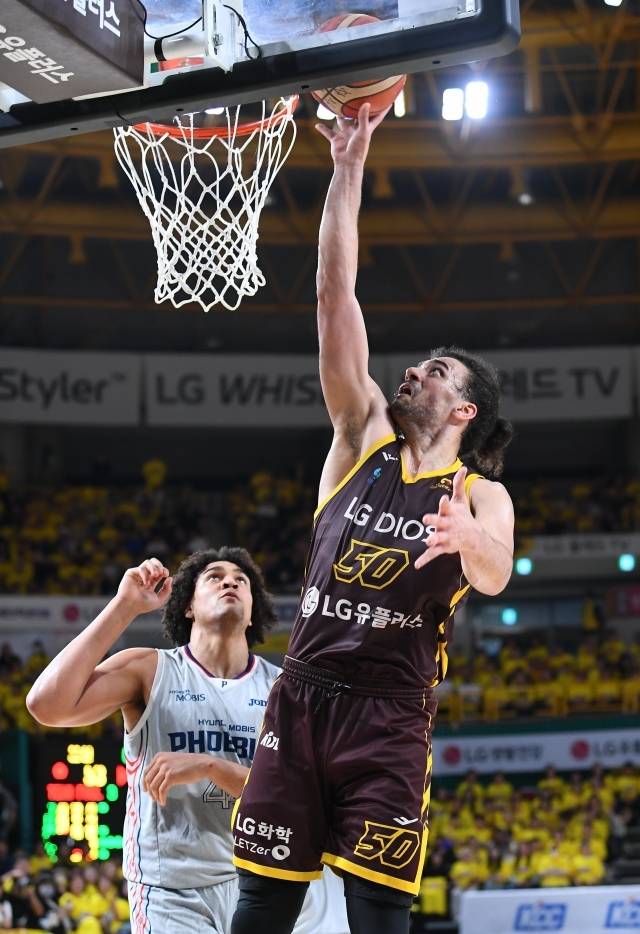 만약 마레이가 LG와 함께 2013-14시즌 이후 11년 만에 챔피언결정전에 오른다면 그동안의 저평가는 충분히 뒤집을 수 있다. 그렇기에 그는 자신의 몸을 아끼지 않고 있다. 사진=KBL 제공