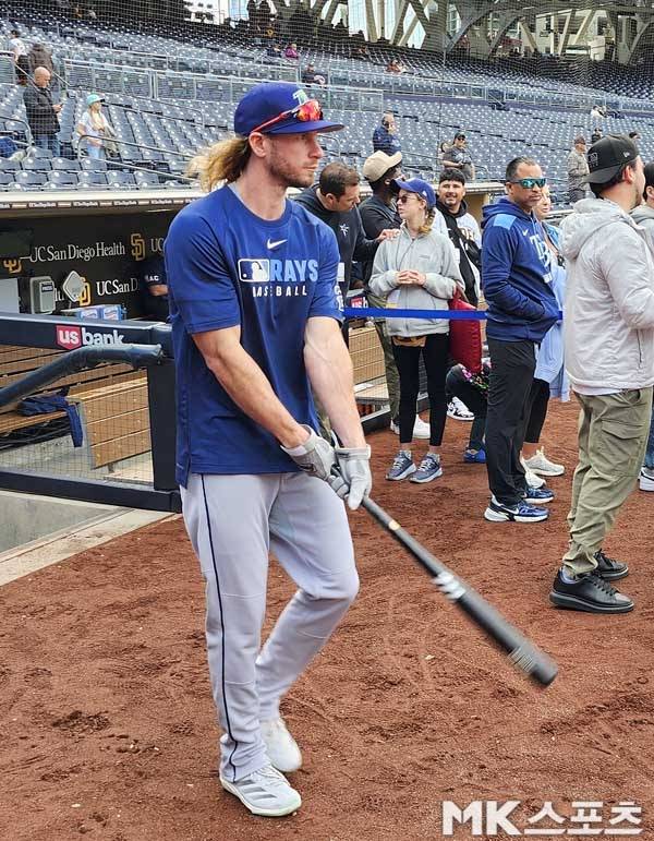 탬파베이에 새롭게 합류한 얀코스키가 타격 연습을 하기 위해 필드로 들어서고 있다. 사진(美 샌디에이고)= 김재호 특파원