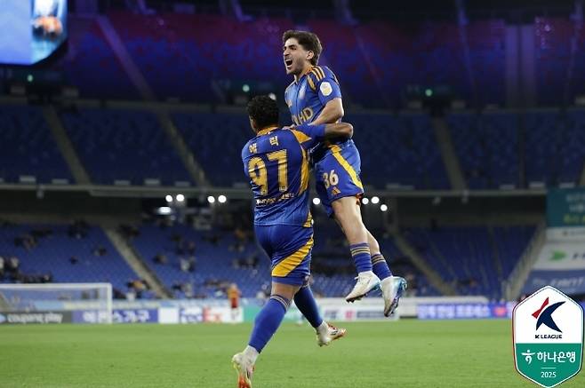 울산 HD 유니폼을 입고 첫 득점에 성공한 라카바. 사진=한국프로축구연맹