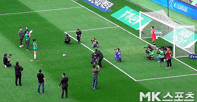 안유진이 시축 행사를 진행하고 있다. 사진=이근승 기자