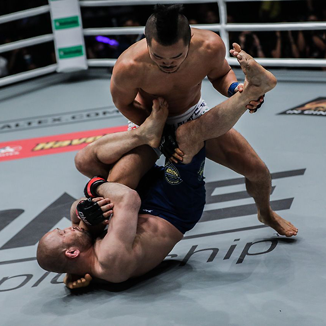 김대환이 2018년 4월 필리필 파사이 SM 몰 오브 아시아 아레나에서 ‘파이트 매트릭스’ 페더급 세계랭킹 1위 출신 이마나리 마사카즈를 상대로 원챔피언십 종합격투기 4승째를 챙기고 있다. 사진=Group One Holdings Pte. Ltd.