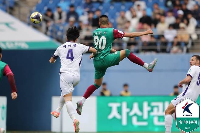 안양 이창용과 대전 김현오가 볼 경합을 벌이고 있다. 사진=한국프로축구연맹