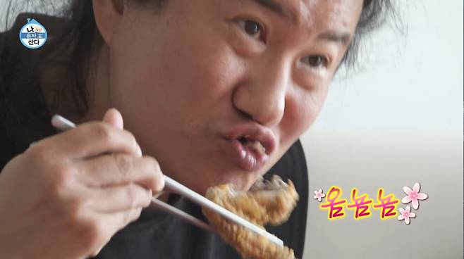 임우일이 지인에게서 받은 남은 음식으로 끼니를 해결했다. /사진=MBC '나 혼자 산다' 캡처