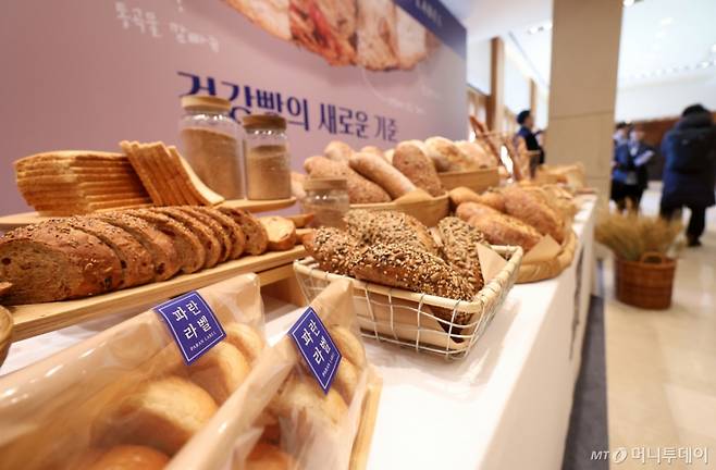 서울=뉴시스] 홍효식 기자 = 27일 서울 중구 신라호텔 영빈관에서 열린 파리바게뜨 건강빵 브랜드 '파란라벨' 론칭 기자간담회에 파란라벨 건강빵이 놓여있다. 2025.02.27. yesphoto@newsis.com /사진=홍효식