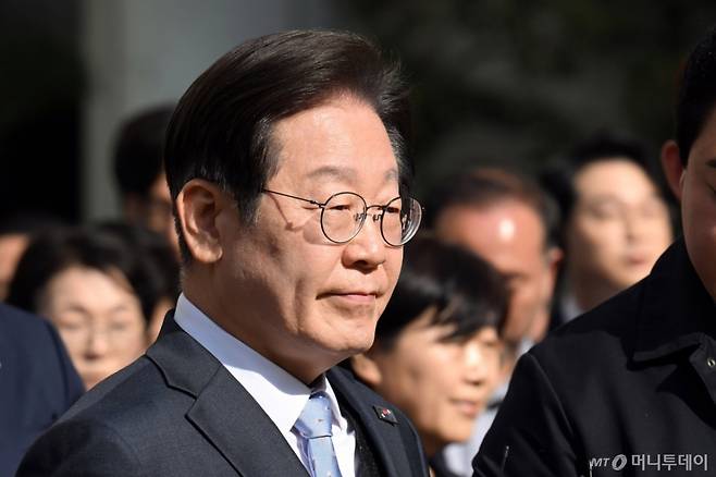 [서울=뉴시스] 사진공동취재단 = 이재명 더불어민주당 대표가 26일 서울 서초구 서울고등법원에서 열린 공직선거법 위반 혐의 항소심 선고 공판에서 무죄를 선고받은 뒤 법원을 나서고 있다. 2025.03.26. photo@newsis.com /사진=최동준