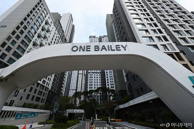 [서울=뉴시스] 김근수 기자 = 18일 오후 서울 서초구 래미안 원베일리 아파트 단지 입구 모습.2024.09.18. ks@newsis.com /사진=김근수