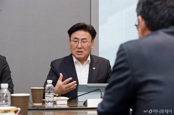 유상임 과학기술정보통신부 장관이 4월 30일 오전 서울 중구 SK텔레콤 본사를 방문해 유심 해킹 사고와 관련한 조치 현황을 점검하고 있다. /사진=과학기술정보통신부