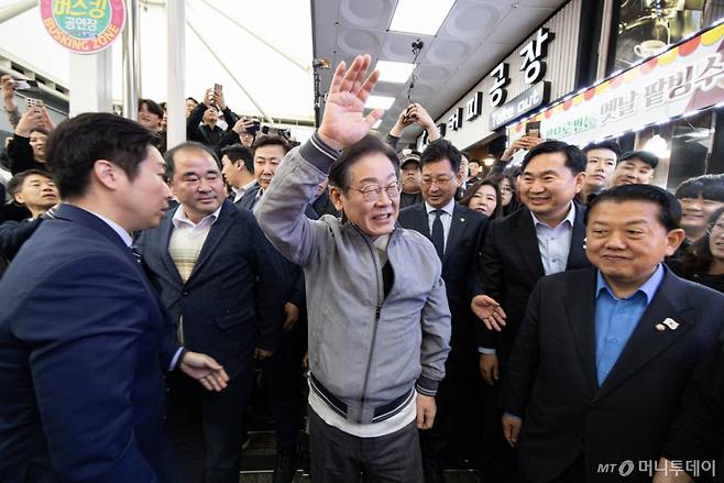 (속초=뉴스1) 이재명 기자 = '골목골목 경청투어 : 동해안벨트편'에 나선 이재명 더불어민주당 대통령 후보가 3일 오전 강원 속초시 중앙로 속초관광수산시장에서 시민들에게 인사하고 있다. 2025.5.3/뉴스1  Copyright (C) 뉴스1. All rights reserved. 무단 전재 및 재배포,  AI학습 이용 금지. /사진=(속초=뉴스1) 이재명 기자