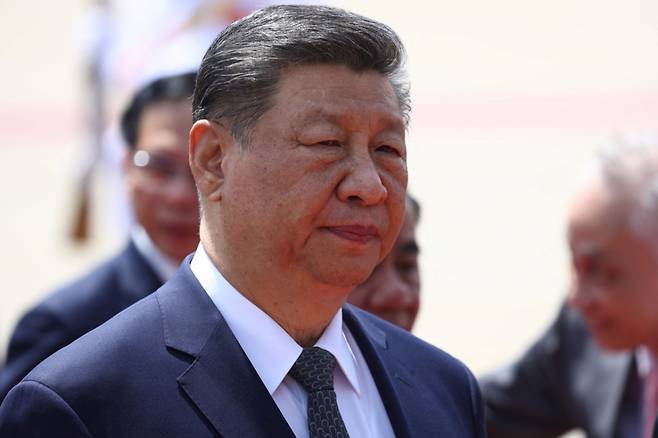 시진핑 중국 국가주석이 15일(현지시간) 동남아 순방 중 베트남 하노이를 방문해 호찌민 묘소에 참배를 하고 있다. 2025.04.16  /AFPBBNews=뉴스1