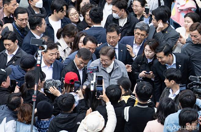 (강릉=뉴스1) 이재명 기자 = '골목골목 경청투어 : 동해안벨트편'에 나선 이재명 더불어민주당 대통령 후보가 3일 오후 강원 강릉시 안목해변에서 시민들과 인사를 나누고 있다. 2025.5.3/뉴스1  Copyright (C) 뉴스1. All rights reserved. 무단 전재 및 재배포,  AI학습 이용 금지. /사진=(강릉=뉴스1) 이재명 기자