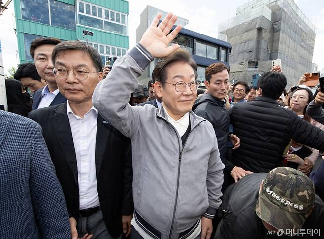 (강릉=뉴스1) 이재명 기자 = '골목골목 경청투어 : 동해안벨트편'에 나선 이재명 더불어민주당 대통령 후보가 3일 오후 강원 강릉시 강릉카페거리에서 시민들을 향해 손을 들어보이고 있다. 2025.5.3/뉴스1  Copyright (C) 뉴스1. All rights reserved. 무단 전재 및 재배포,  AI학습 이용 금지. /사진=(강릉=뉴스1) 이재명 기자