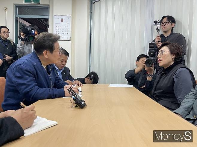 사진은 김혜숙 거진전통시장 상인회장을 만나 시장 내 어려움을 경청하는 이 후보. /사진=유찬우 기자