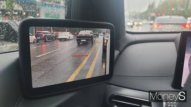 시인성이 탁월한 GV60의 디지털 사이드미러에는 빨간색과 노란색 라인이 도로 바닥 부분에 표시돼 안전한 추월과 차선 변경 등을 돕는다. /사진=김창성 기자