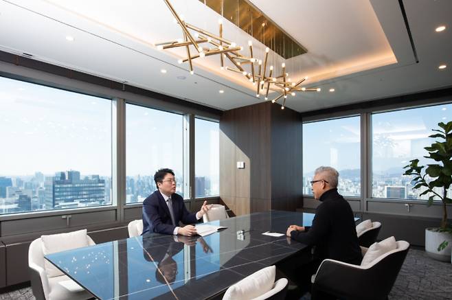 증권가에서 '가문 금융' 서비스를 다각화한다. 사진은 박진영 삼성증권 SNI패밀리오피스 2지점 PB팀장이 고객에게 설명을 하는 모습. /사진=삼성증권