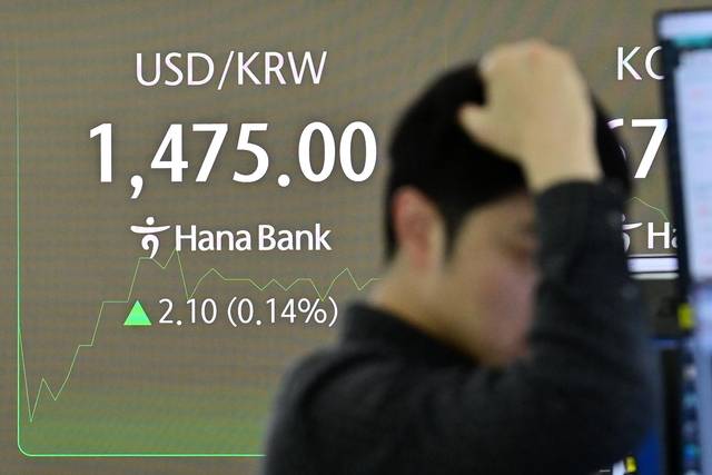 미국 트럼프 정부의 상호관세 시행을 앞두고 원·달러 환율이 상승한 지난달 1일 오전 서울 중구 하나은행 본점 딜링룸에서 딜러들이 업무를 보고 있다. 문호남 기자