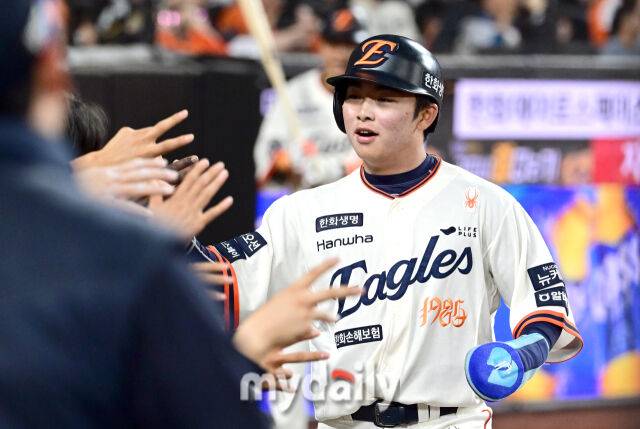 2025년 4월 11일 오후 대전 한화생명 볼파크에서 진행된 '2025 신한 SOL뱅크 KBO 리그' 키움 히어로즈와 한화 이글스의 경기. 한화 2루 주자 문현빈이 5회말 1사 2루서 노시환의 1타점 적시타 때 홈을 밟고 기뻐하고 있다./마이데일리