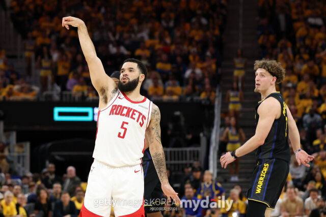 밴블릿(왼쪽)이 슛을 성공한 후 세리머니하고 있다. /게티이미지코리아