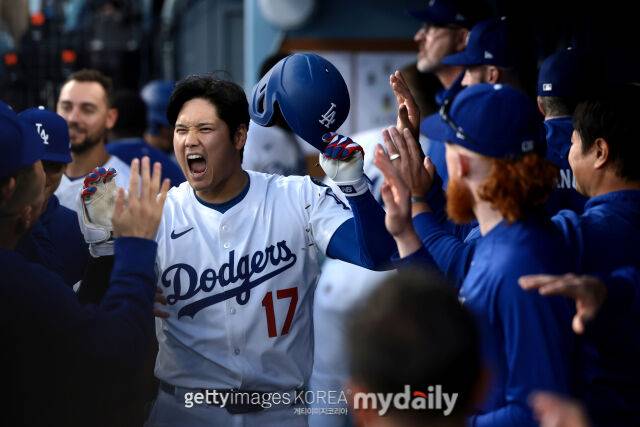 오타니가 홈런을 친 후 더그아웃에서 동료들의 축하를 받고 있다. /게티이미지코리아
