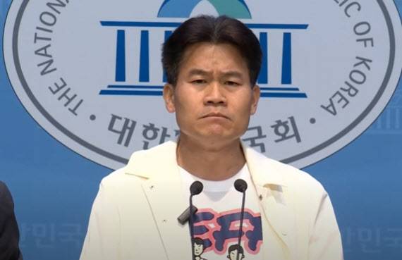 2일 국회 소통관에서 기자회견하는 전한길 씨. [채널A 유튜브 캡쳐]