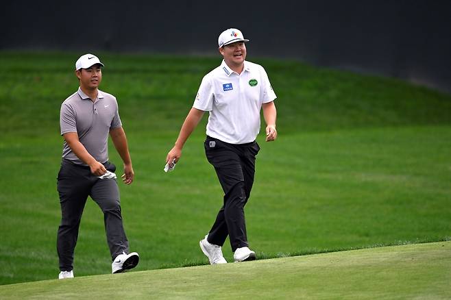 17번 홀 그린으로 함께 이동중인 임성재(오른쪽)와 김주형. [사진=게티이미지]