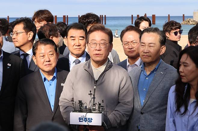 더불어민주당 이재명 대선 후보가 ‘골목골목 경청투어’ 사흘째인 3일 강원도 삼척해수욕장을 찾아 도민들을 만난 뒤 국민의힘 김문수 대선 후보 선출과 관련한 취재진 질문에 답하고 있다. <연합뉴스>