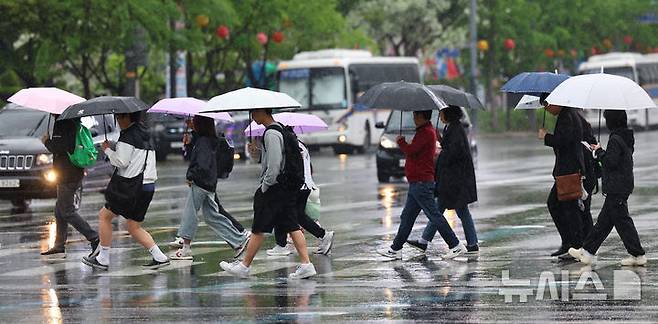 [서울=뉴시스] 박주성 기자 = 서울에 비가 내리는 지난 1일 오전 서울 광화문에 시민들이 우산을 쓰고 걸어가고 있다. 2025.05.01. park7691@newsis.com