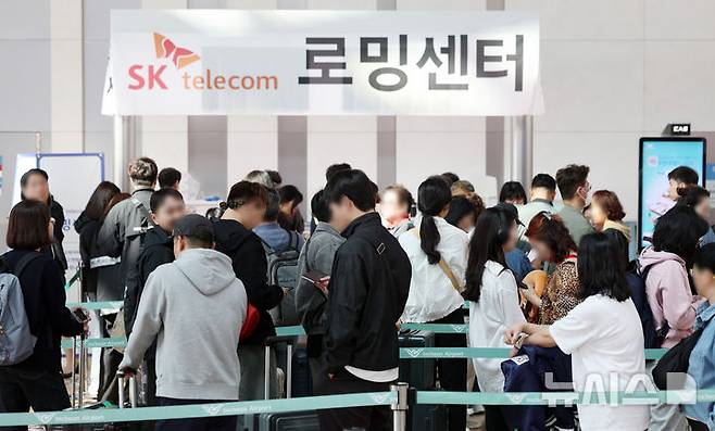 [인천공항=뉴시스] 이영환 기자 = SK텔레콤 고객들이 연휴를 앞둔 2일 오전 서울 인천국제공항 제1여객터미널 출국장 SK텔레콤 로밍센터에서 유심 교체 서비스를 받기 위해 대기하고 있다. 2025.05.02. 20hwan@newsis.com