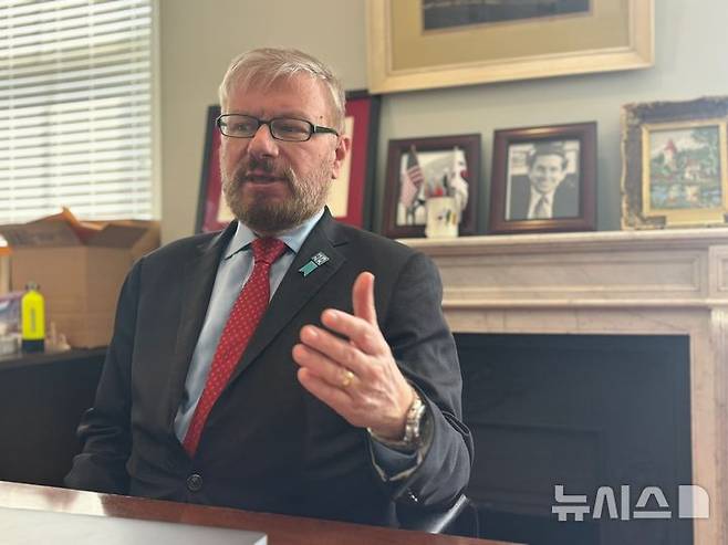 [워싱턴=뉴시스]이윤희 특파원 = 그레그 스칼라튜 북한인권이사회(HRNK) 회장이 지난달 30일(현지 시간) 미국 워싱턴DC HRNK 사무실에서 뉴시스와 인터뷰하고 있다. 2025.05.03.