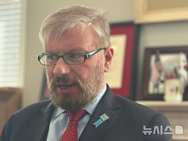 [워싱턴=뉴시스]이윤희 특파원 = 그레그 스칼라튜 북한인권이사회(HRNK) 회장이 지난달 30일(현지 시간) 미국 워싱턴DC HRNK 사무실에서 뉴시스와 인터뷰하고 있다. 2025.05.03.