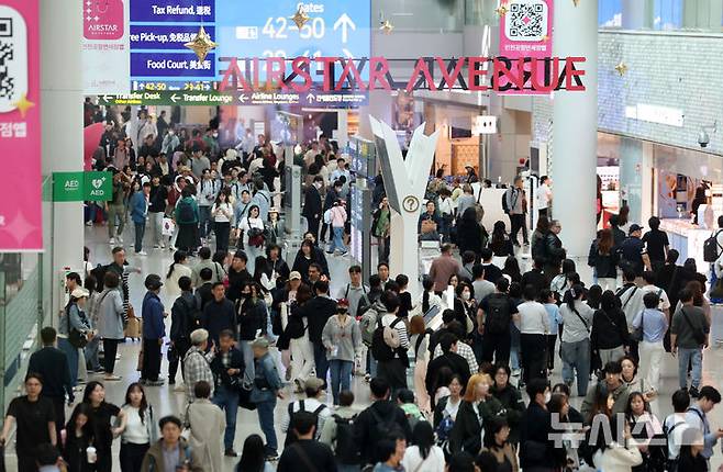 [인천공항=뉴시스] 이영환 기자 = 연휴를 앞둔 2일 오전 서울 인천국제공항 제1여객터미널 출국장 면세구역이 여행객들로 붐비고 있다. 2025.05.02. 20hwan@newsis.com