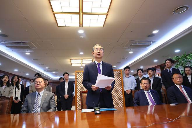 [서울=뉴시스] 고범준 기자 = 총리직 사퇴를 발표한 한덕수 대통령 권한대행 국무총리가 1일 서울 종로구 정부서울청사에서 대국민 담화를 마치고 직원들 앞에서 발언하고 있다. (사진=국무총리실 제공) 2025.05.01. photo@newsis.com *재판매 및 DB 금지