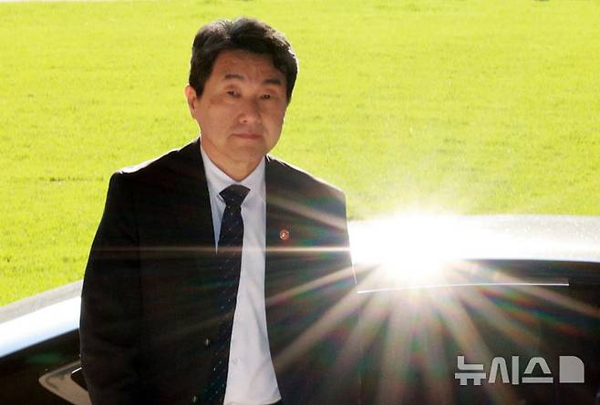 [서울=뉴시스] 고범준 기자 = 이주호 대통령 권한대행 부총리 겸 교육부 장관이 2일 서울 종로구 정부서울청사로 출근하고 있다. 2025.05.02. bjko@newsis.com