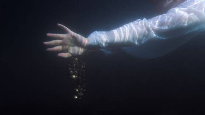 제인 진 카이젠, _잔해_,  2024. 영상 스틸 작가 제공 _ Jane Jin Kaisen, Wreckage,  2024. Video still. Courtesy of  the artist *재판매 및 DB 금지