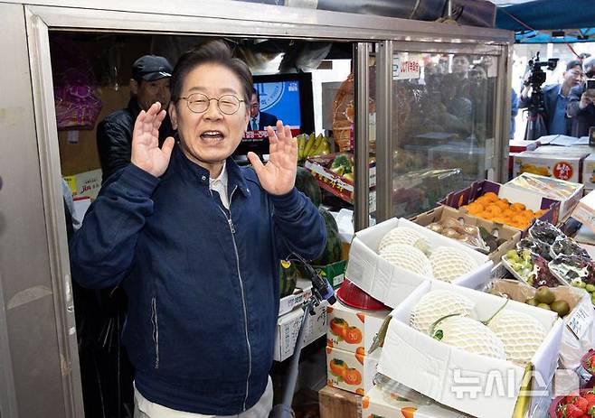 [철원=뉴시스] 조성우 기자 = 민심을 청취하는 '경청 투어'에 나선 이재명 더불어민주당 대선후보가 2일 오전 강원도 철원군 동송전통시장을 찾아 시민들을 향해 인사하고 있다. (공동취재) 2025.05.02. photo@newsis.com