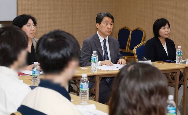 [서울=뉴시스] 홍효식 기자 = 이주호 사회부총리 겸 교육부 장관이 지난달 22일 서울 강남구 한국과학기술회관에서 열린 의대교육 정상화를 위한 의과대학 학생 간담회'에서 발언하는 모습. (사진=교육부 제공) 2025.04.22. photo@newsis.com *재판매 및 DB 금지