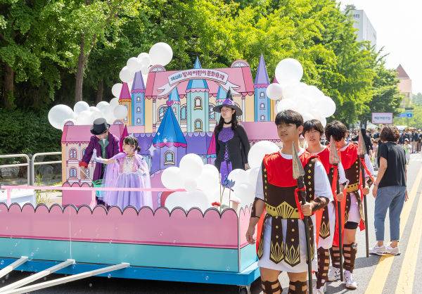 [서울=뉴시스] 제12회 강서어린이 동화축제 퍼레이드. 2025.05.01 (사진 제공=강서구청) photo@newsis.com *재판매 및 DB 금지