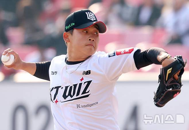 [수원=뉴시스] 이영환 기자 = 9일 오후 수원 KT위즈파크에서 열린 2025 프로야구 LG 트윈스와 kt wiz의 시범경기, 9회초 마운드에 오른 kt 마무리 박영현이 공을 던지고 있다. 2025.03.09. 20hwan@newsis.com