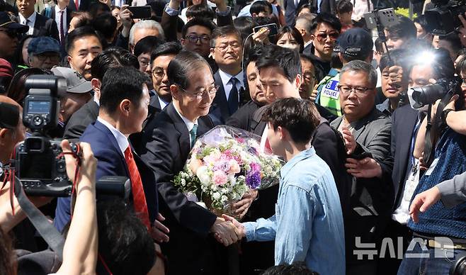 [서울=뉴시스] 조성봉 기자 = 한덕수 전 국무총리가 2일 오전 서울 여의도 국회 소통관에서 대선출마 선언 기자회견을 마치고 지지자에게 꽃다발을 받고 있다. 2025.05.02. suncho21@newsis.com