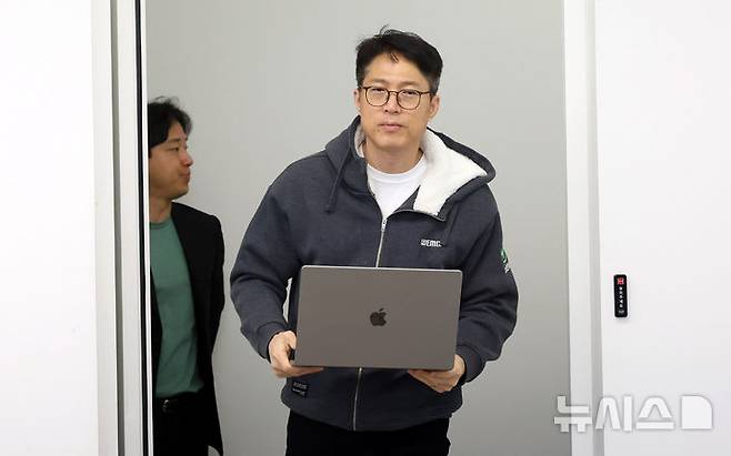 [성남=뉴시스] 추상철 기자 = 김석환 위믹스 재단 대표가 3일 오전 경기 성남시 판교 테크원타워에서 열린 '국내 가상자산 거래소의 위믹스 상장폐지 결정'과 관련 긴급 기자간담회에 참석하고 있다. 2025.05.03. scchoo@newsis.com